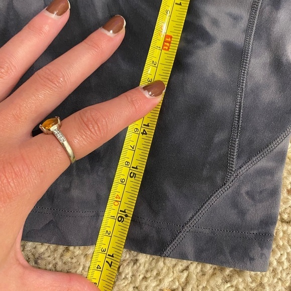 lululemon Women’s Align T-Shirt V Neck Tie Dye Size 4 Crop Top Activewear - Picture 6 of 6